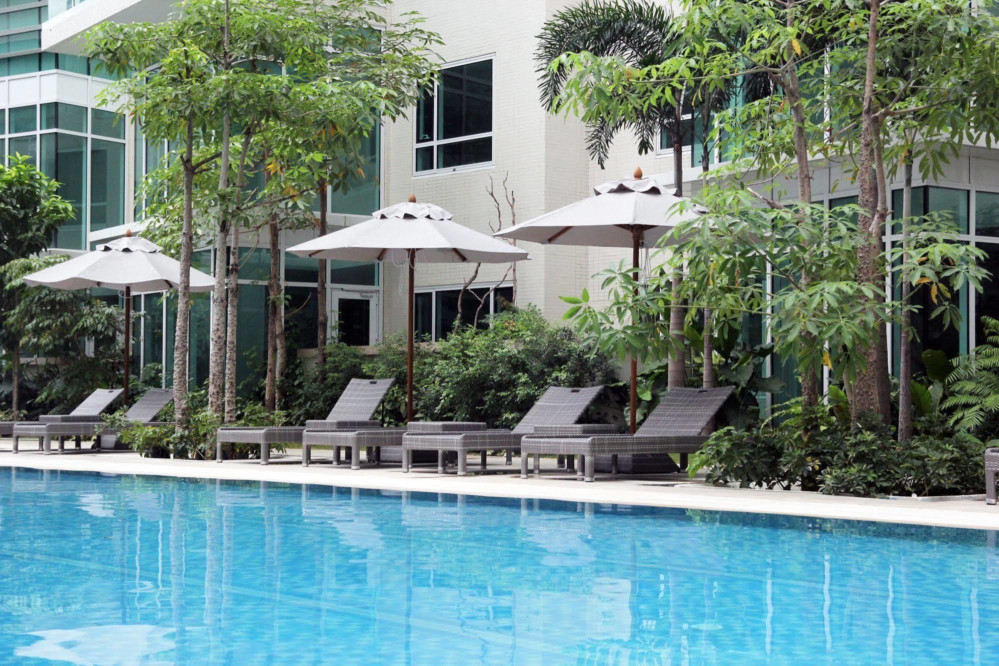 Aruga Apartments By Rockwell Makati Макати Экстерьер фото
